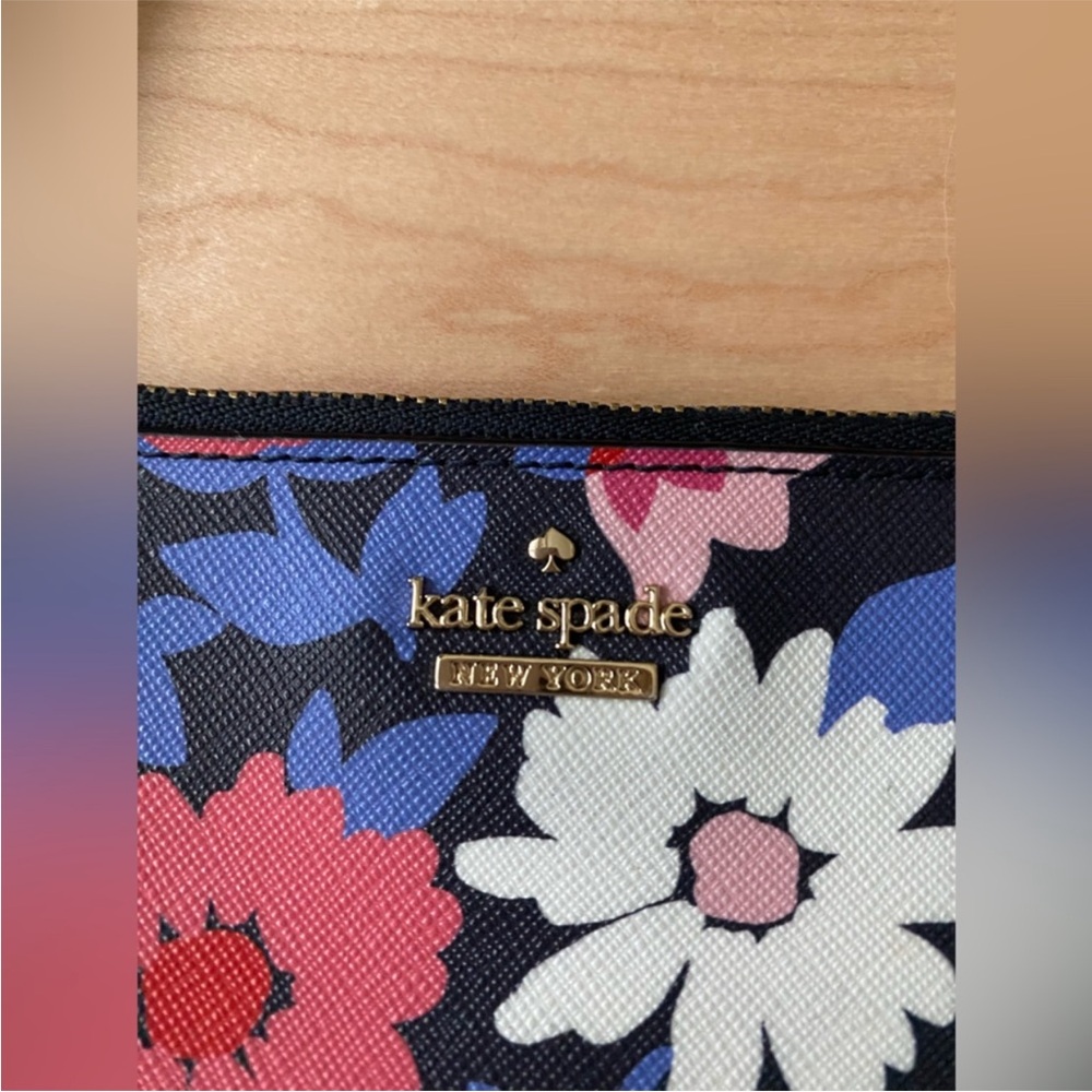Kate Spade Large Floral Wristlet EUC - Picture 4 of 5
